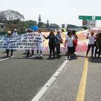 'Ya nos cansamos de vivir en bolsas”, claman damnificados del 19-S en bloqueo a la autopista del Sol