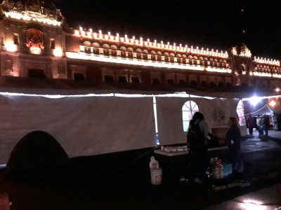 Padres de los 43 normalistas de Ayotzinapa instalan plantón en el Zócalo