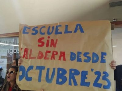 Docentes del CPEM 68 de Villa la Angostura se manifestaron por fallas en el edificio