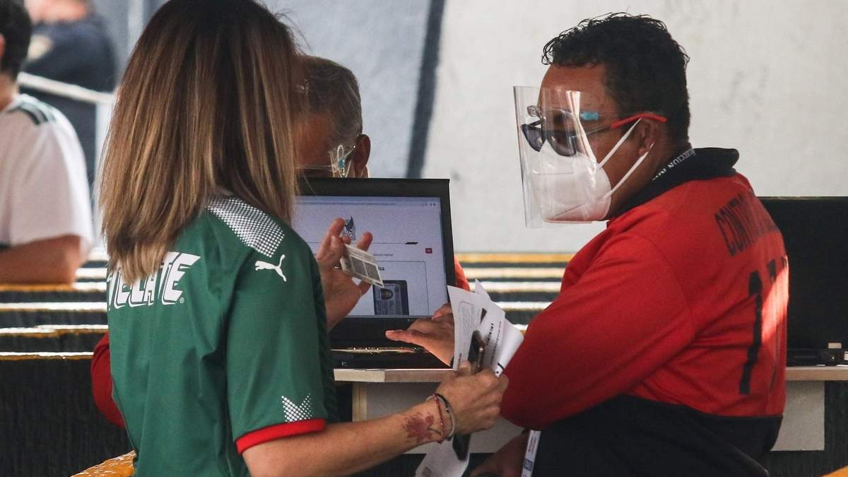 Aficionado entra al estadio con su ID