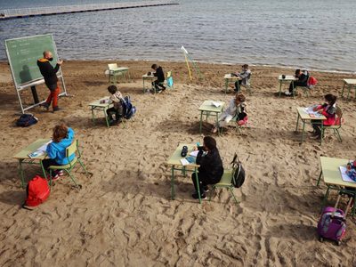Clases de ensueño: escuela española lleva las aulas a la playa