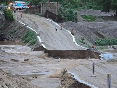Colapsa puente en Guerrero por la tormenta Dalila
