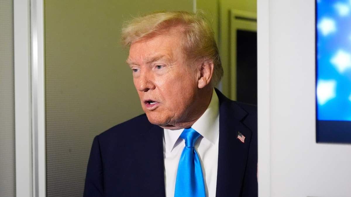 Trump presume ataque con dron contra embarcación que presuntamente transportaba drogas
