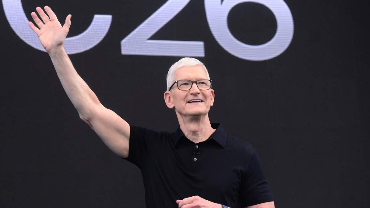 Tim Cook saluda durante la Conferencia Mundial Anual de Desarrolladores en Cupertino, California