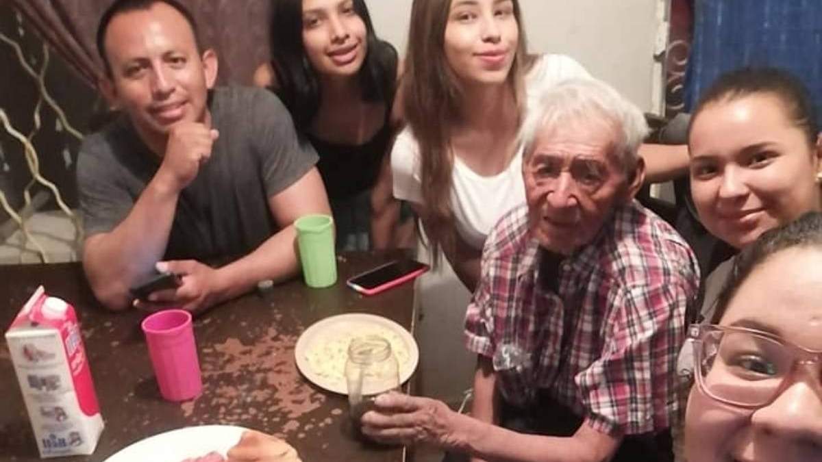 Don Felipe con la familia que lo adoptó