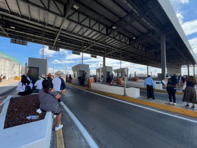 Profesores de Edomex bloquean la carretera México-Pachuca para exigir pagos pendientes