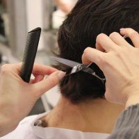 Peluqueros de Zapala solidarios: donaron cortes de cabello
