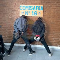 Robaron una camioneta y fueron detenidos tras una veloz persecución; un policía resultó herido