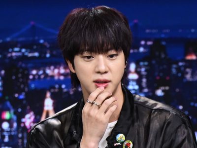 No estuvo solo: los singulares looks que usó Jin de BTS para su viaje a Estados Unidos
