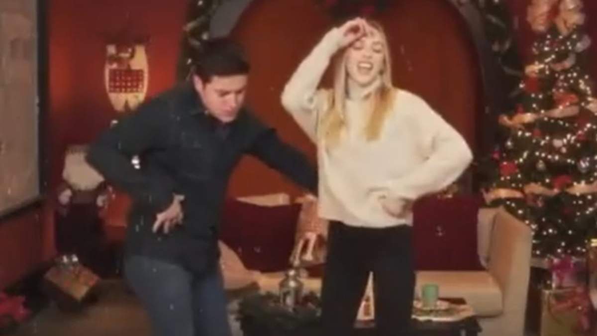 El video se lanzó en víspera de Nochebuena