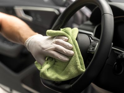 Combatiendo el olor a humedad en el auto: una solución fácil y efectiva