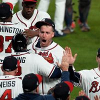 Los Bravos de Atlanta remontan y se ponen a un juego de ganar la Serie Mundial
