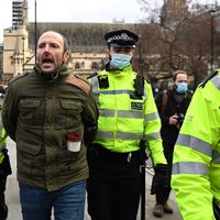 El confinamiento en Inglaterra celosamente vigilado por la policía: varios arrestos