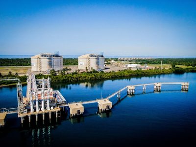 Buque cisterna llega a Manzanillo con un cargamento de gas natural licuado