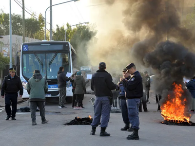 Vecinos quemaron neumáticos y tomaron un colectivo en reclamo a la falta de servicios