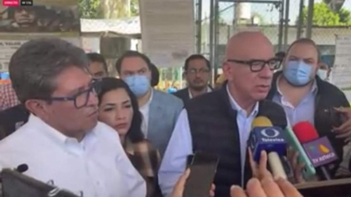 Conferencia de Monreal y Delgado afuera de Pacho Viejo