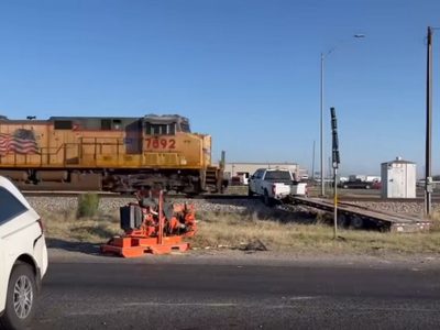 Un tren destroza una camioneta que había chocado previamente (Video)