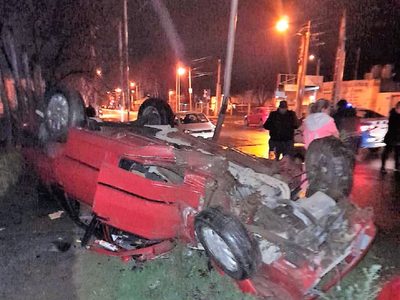 Siniestro vial: choque y vuelco en el barrio Belgrano