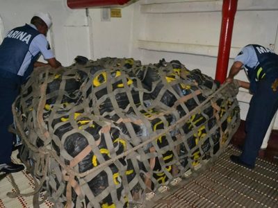 Avioneta tira mil 300 paquetes de cocaína en Chiapas; fuerzas armadas aseguran la droga