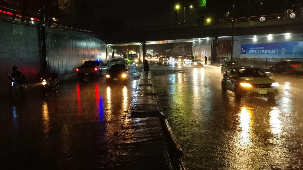 Encharcamiento en Circuito Interior esquina Paseo de la Reforma la noche del lunes
