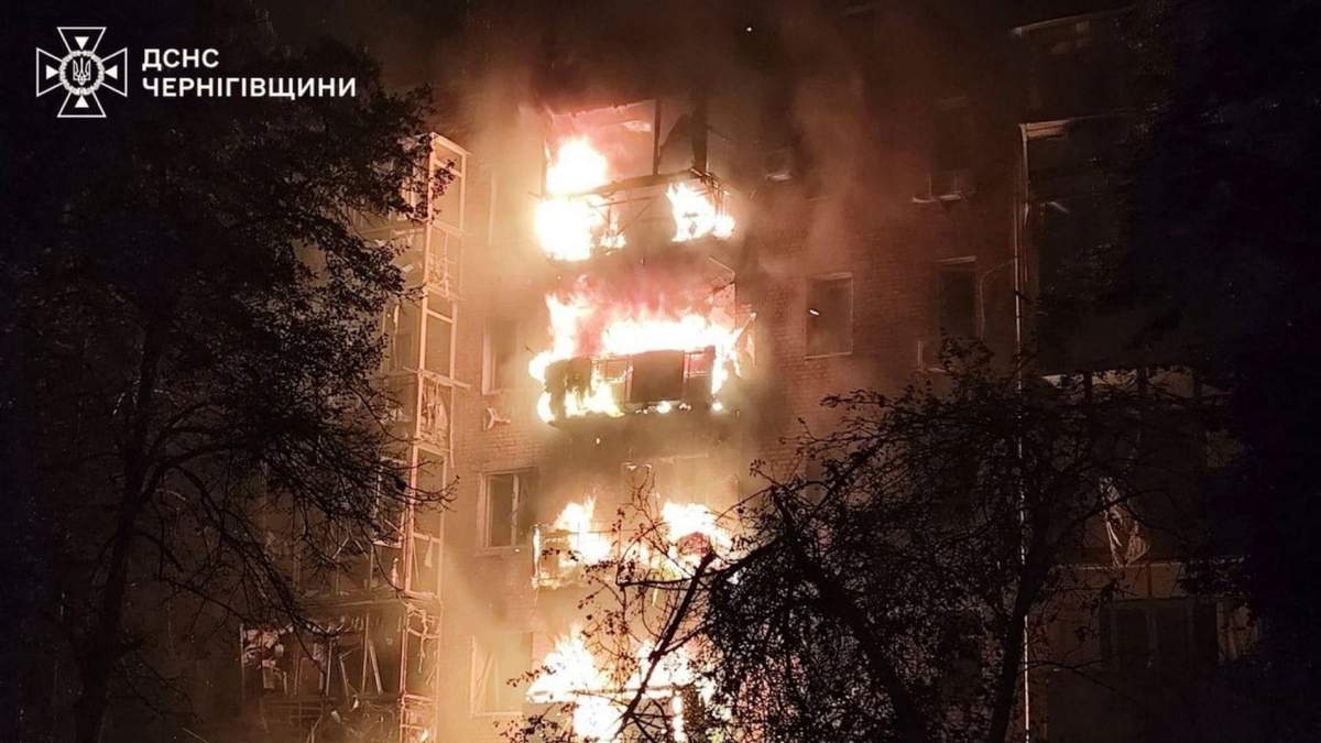 Incendio en un edificio residencial tras un ataque ruso en Nizhyn, en la región ucraniana de Chernihiv