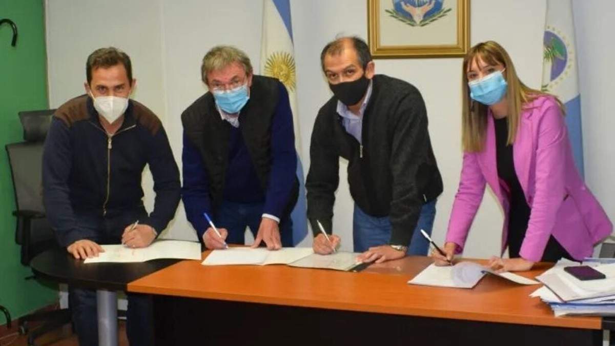 Firma de acta. Fuente: (Twitter)
