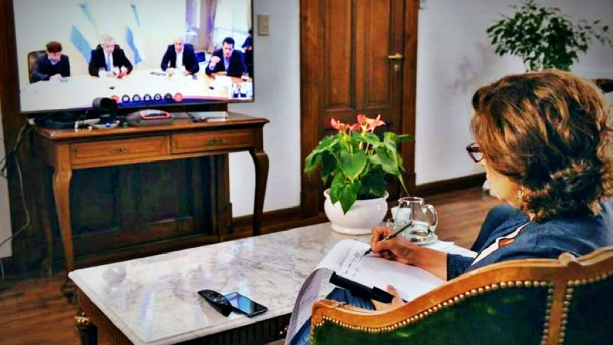 Arabela Carreras en videoconferencia con Nación. Fuente: (Twitter)
