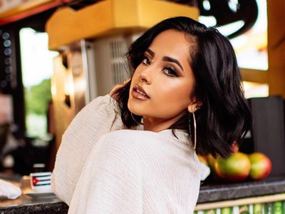 El mejor remedio para la cuarentena: Becky G en la pileta y… ¡SIN PUDOR!