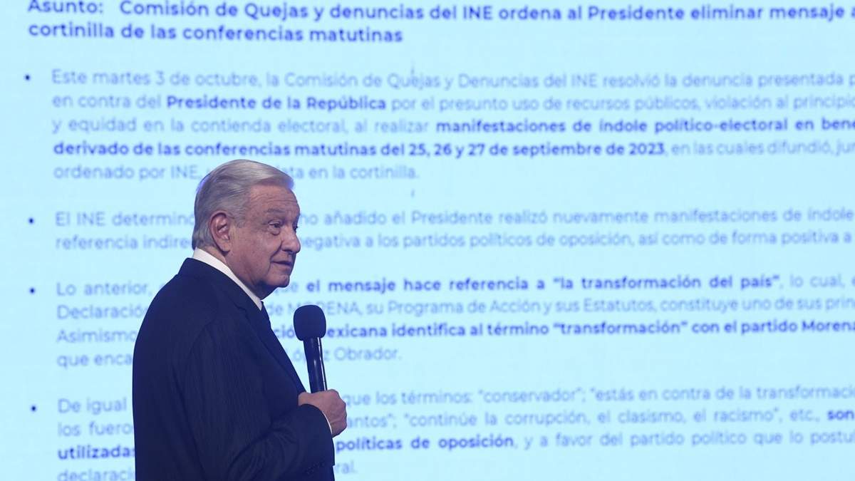 López Obrador muestra en la mañanera una de las órdenes que dio la Comisión de Quejas y Denuncias del INE