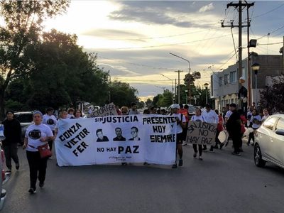 Familiares de las víctimas de la explosión en la refinería NAO marcharon este viernes en Cutral Co