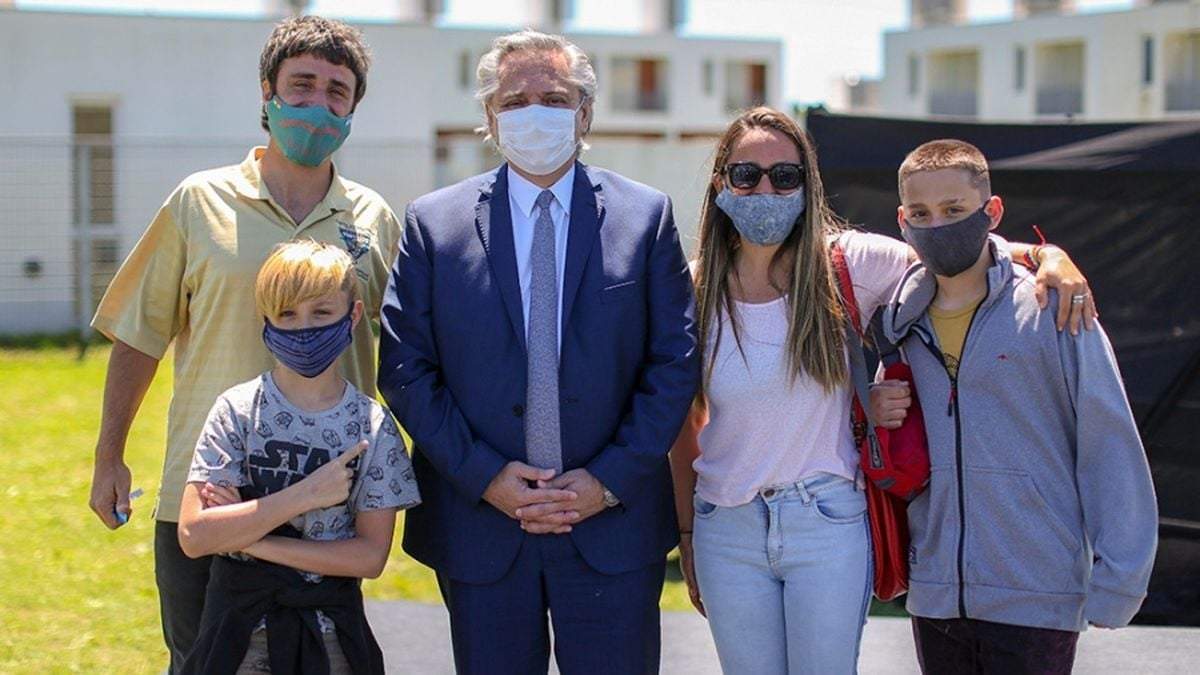 Alberto Fernández, presidente de la Nación, con beneficiarios del Procrear. Fuente: (Twitter)