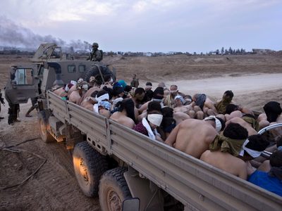Circulan imágenes de palestinos semidesnudos y sometidos por el ejército de Israel