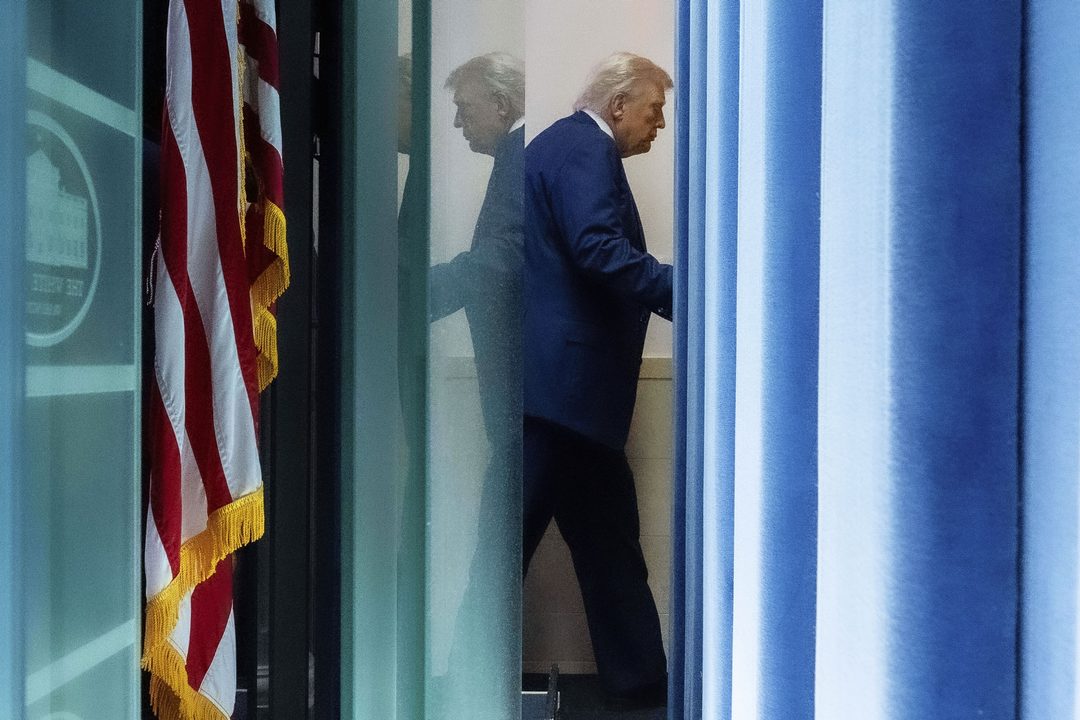 11 de agosto. El presidente Donald Trump se retira tras hablar con la prensa en la Casa Blanca, en Washington. Foto APAlex Brandon.
