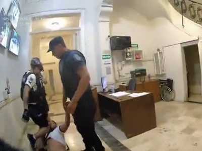 Asi golpeó la policía a un ambientalista en la Legislatura