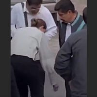 Directora de comunicación social de la SCJN limpia zapatos al ministro Hugo Aguilar