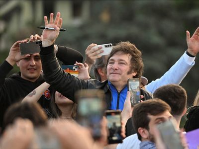 Milei criticó a Cristina en Santiago: “La líder de ellos anda con tobillera”