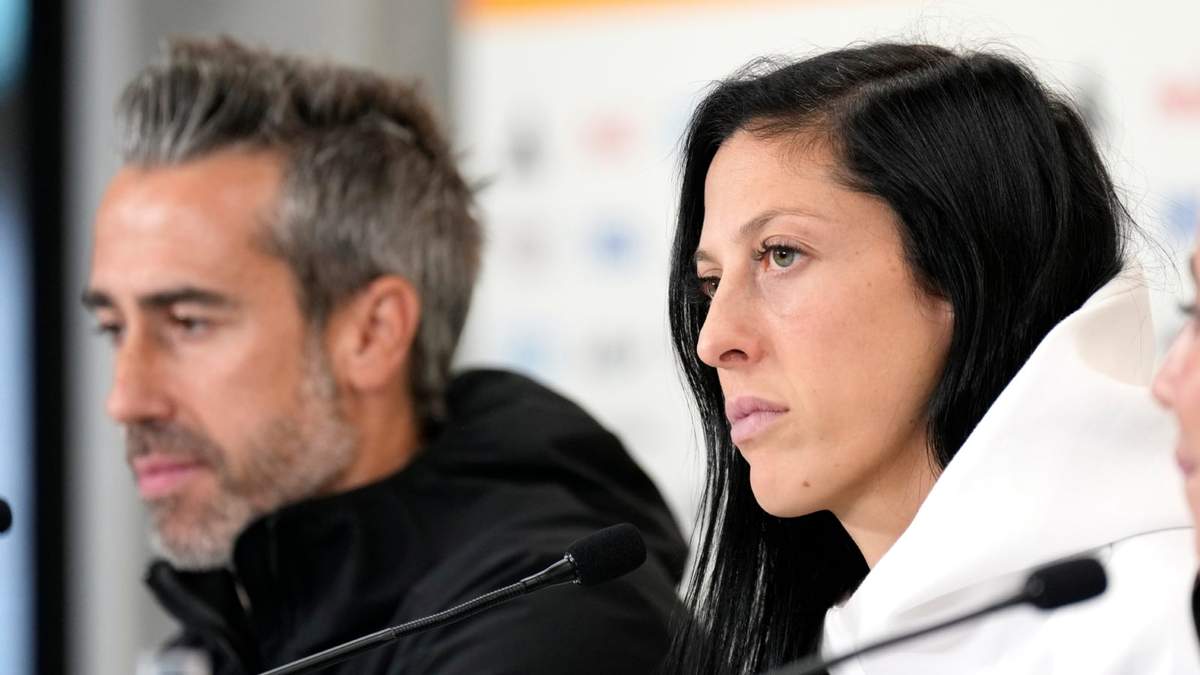 La delantera española Jenni Hermoso (derecha) y el técnico Jorge Vilda durante una rueda de prensa en el Mundial femenino