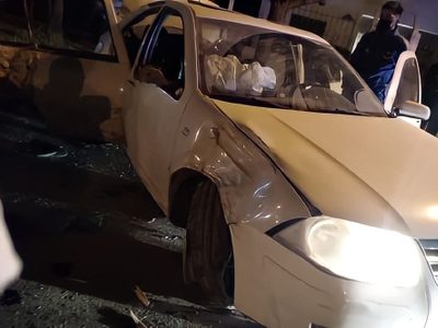 Terrible accidente vial en Neuquén Capital: casi se caen en un canal