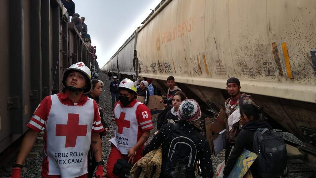 Personal de la Cruz Roja de Aguascalientes atiende a migrantes en la estación del tren en San Francisco de los Romo