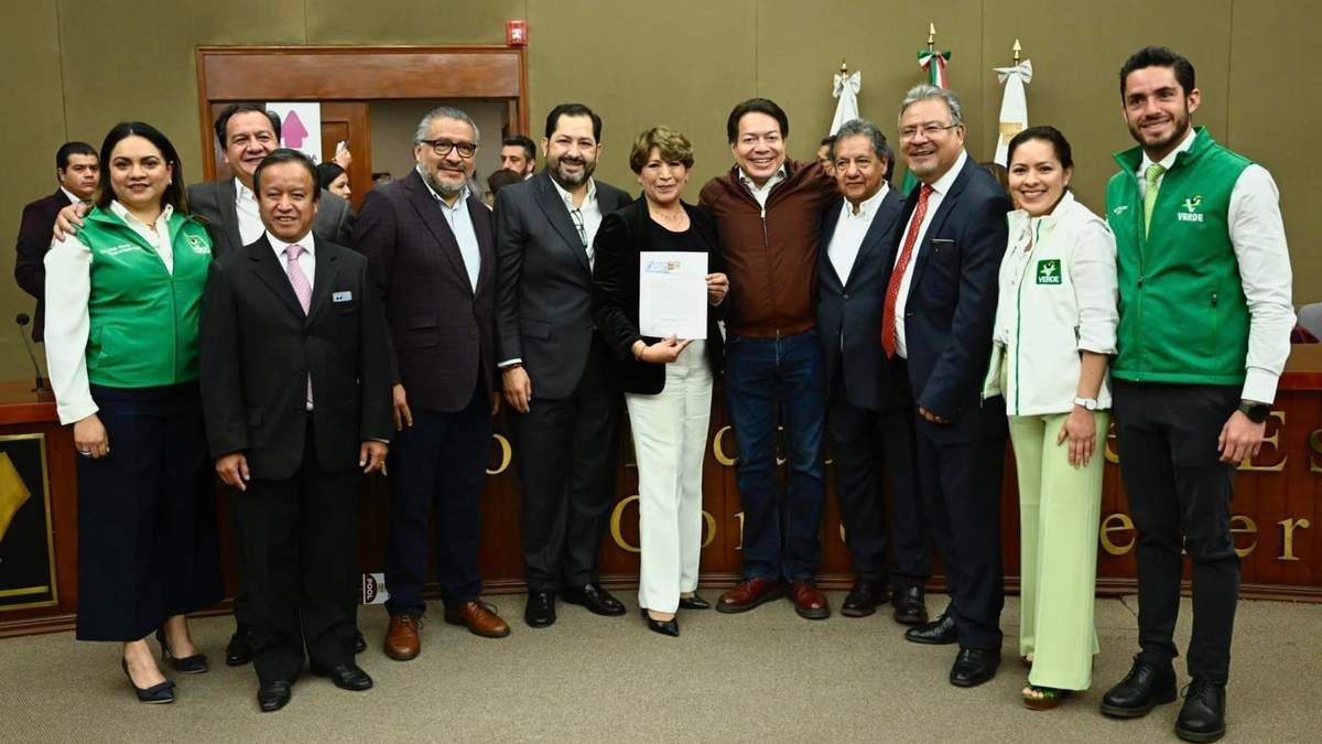 Delfina Gómez con varios de sus operadores