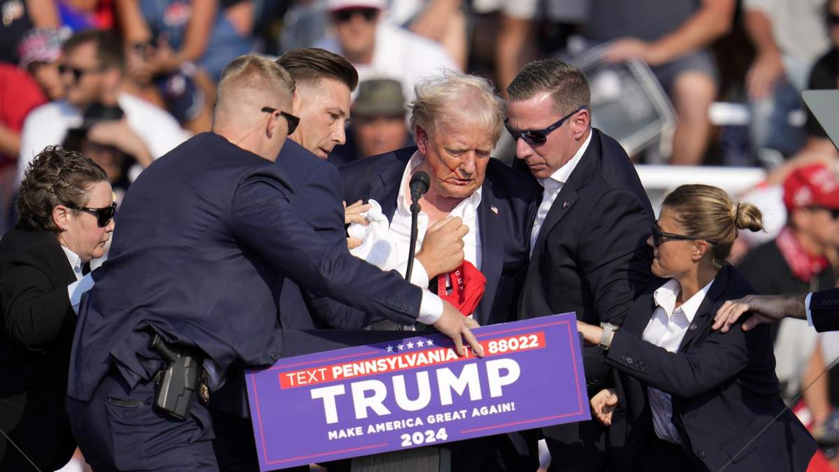 Trump recibe ayuda para abandonar el escenario en un evento de campaña en Butler, Pensilvania, el 13 de julio de 2024