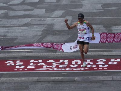 El boliviano Héctor Garibay conquista el Maratón de la Ciudad de México e impone nuevo récord
