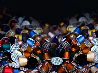 Con 2 cápsulas de café y algunas latas vacías: creá este divino proyecto para poner en tu mesa de luz