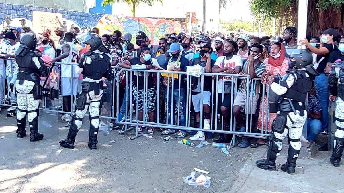 Migrantes durante la protesta en el INM de Tapachula