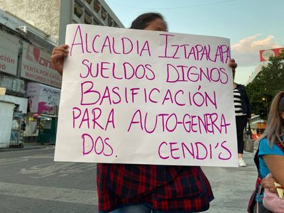 Protestan docentes de Cendis; exigen mejores condiciones laborales y salario digno