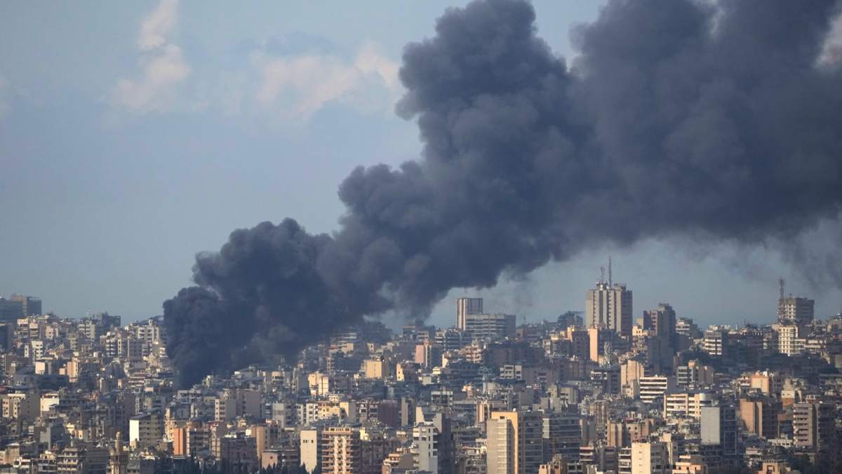 Sale humo de un edificio en Beirut tras un bombardeo israelí, el 8 de abril del 2026