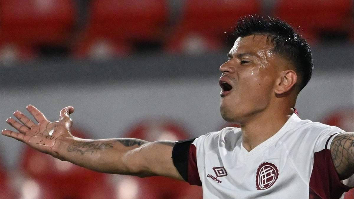 Walter Bou celebra el 1 a 0 de Lanús ante Independiente.