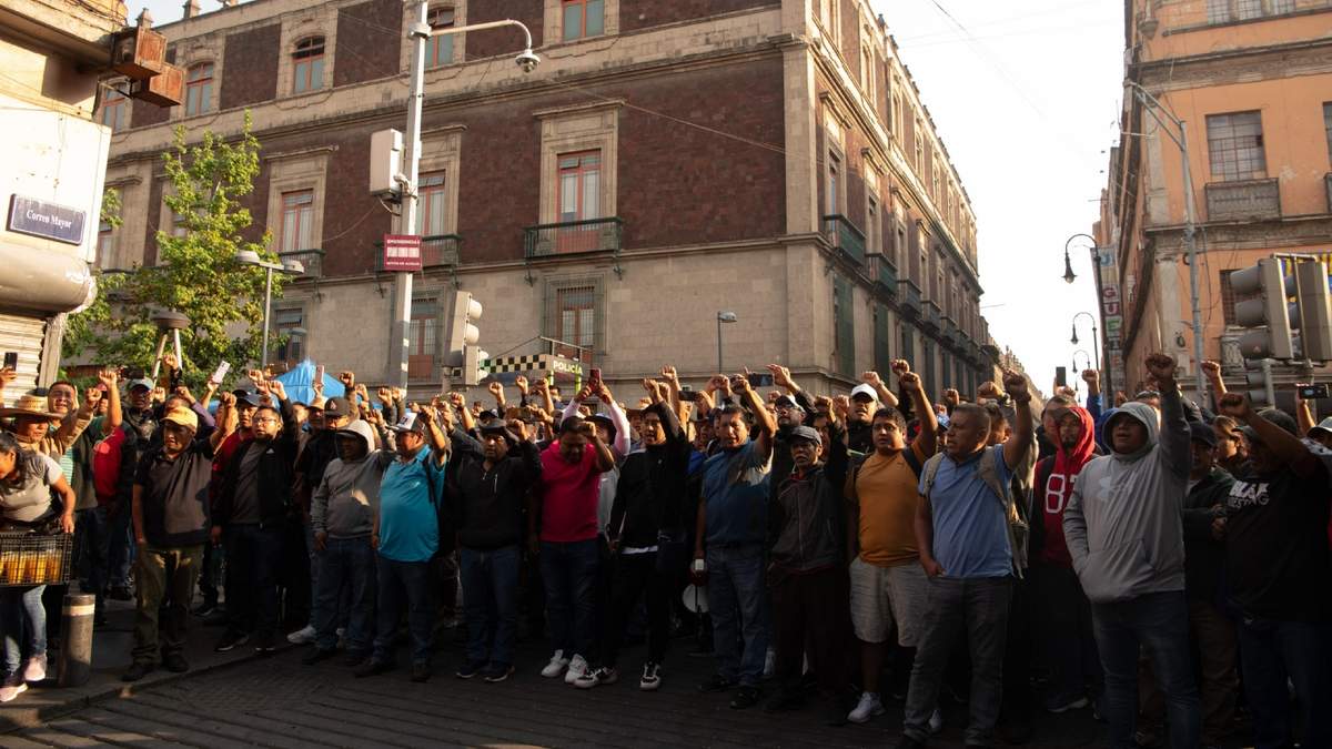 Integrantes de la CNTE bloquean accesos a Palacio Nacional durante el plantón que llevan a cabo en la Ciudad de México, este 21 de mayo de 2025
