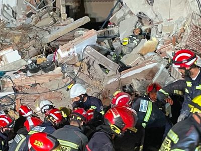 Rescatan con vida a una de las tres personas atrapadas en el derrumbe de España
