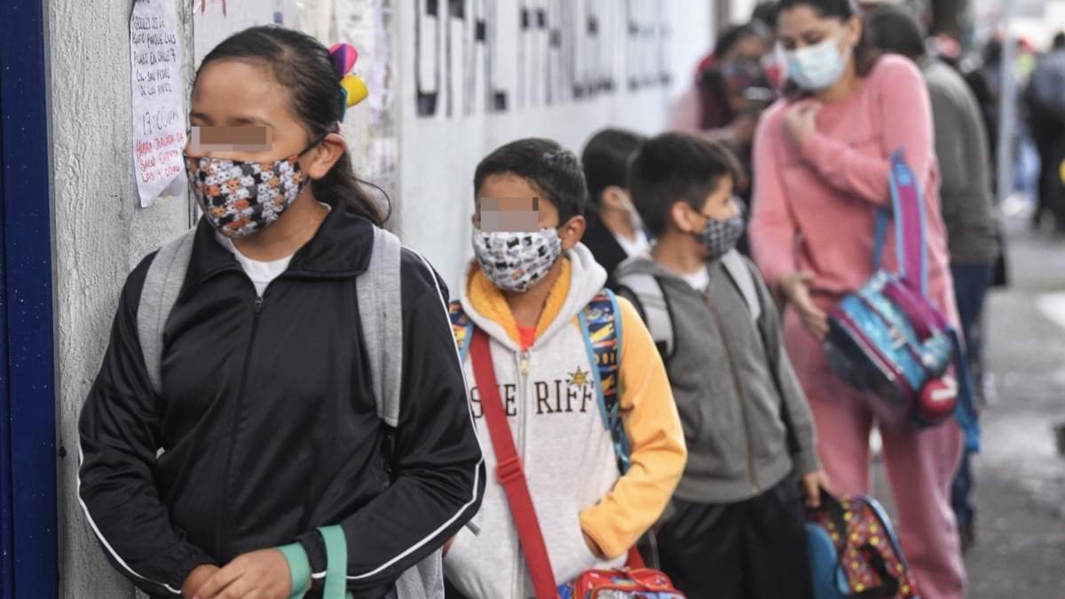 Niños con cubrebocas